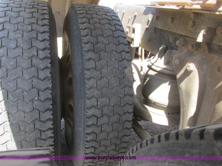 image for item A8794 1990 Kenworth T600 semi truck