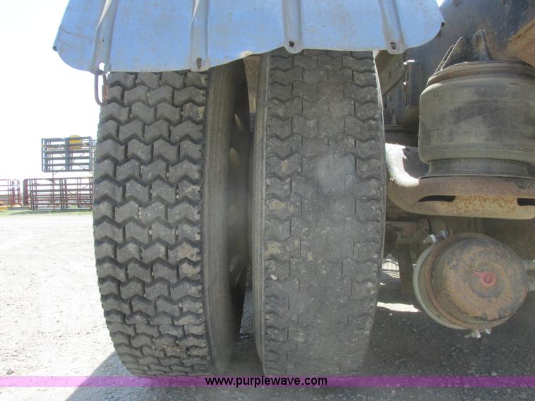 image for item A8794 1990 Kenworth T600 semi truck