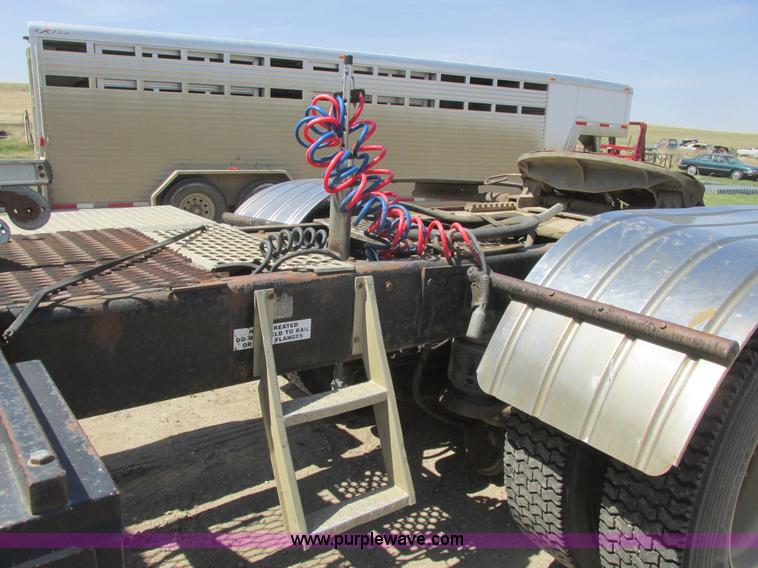 image for item A8794 1990 Kenworth T600 semi truck