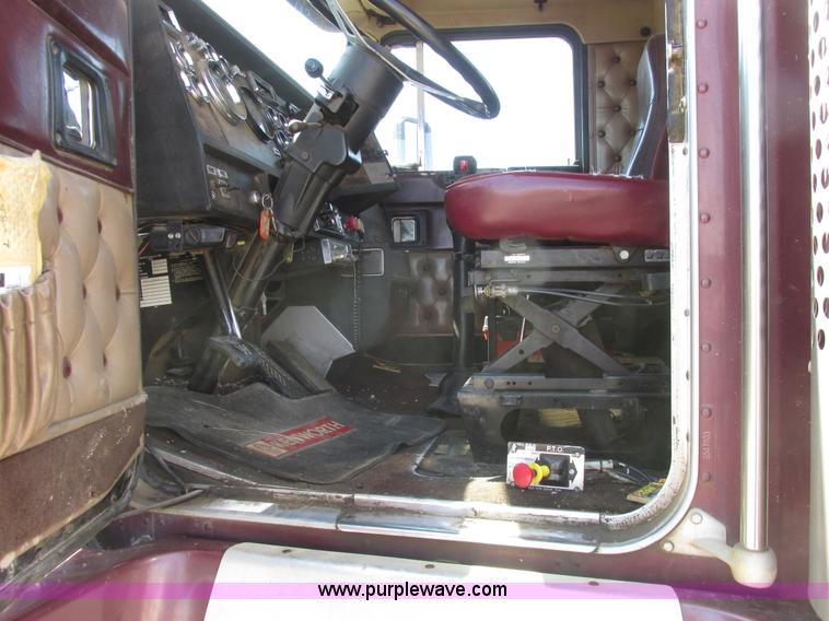 image for item A8794 1990 Kenworth T600 semi truck