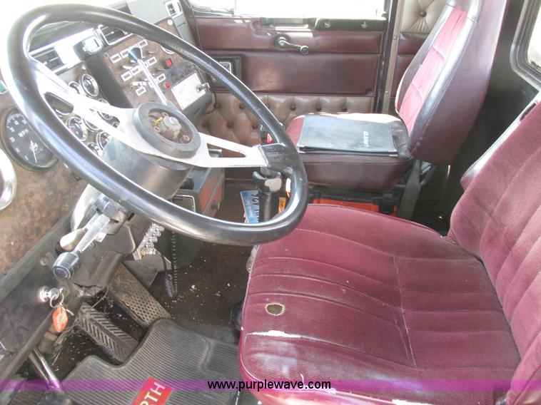 image for item A8794 1990 Kenworth T600 semi truck