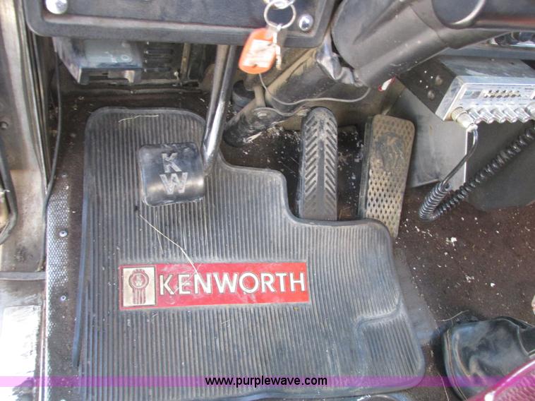 image for item A8794 1990 Kenworth T600 semi truck