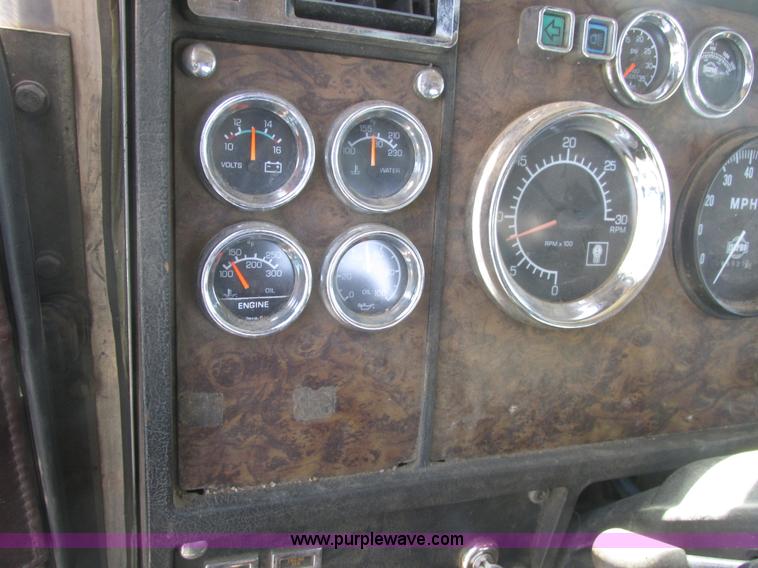 image for item A8794 1990 Kenworth T600 semi truck