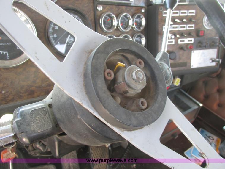 image for item A8794 1990 Kenworth T600 semi truck