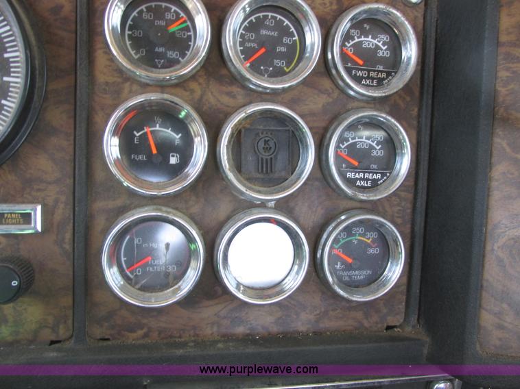 image for item A8794 1990 Kenworth T600 semi truck