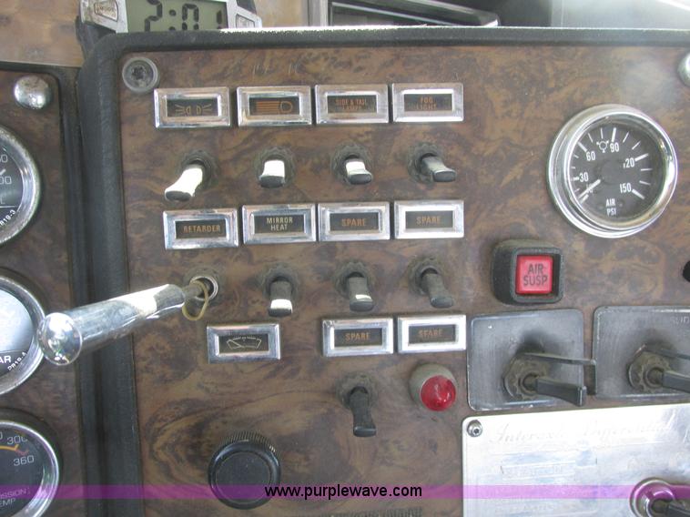 image for item A8794 1990 Kenworth T600 semi truck