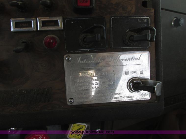 image for item A8794 1990 Kenworth T600 semi truck