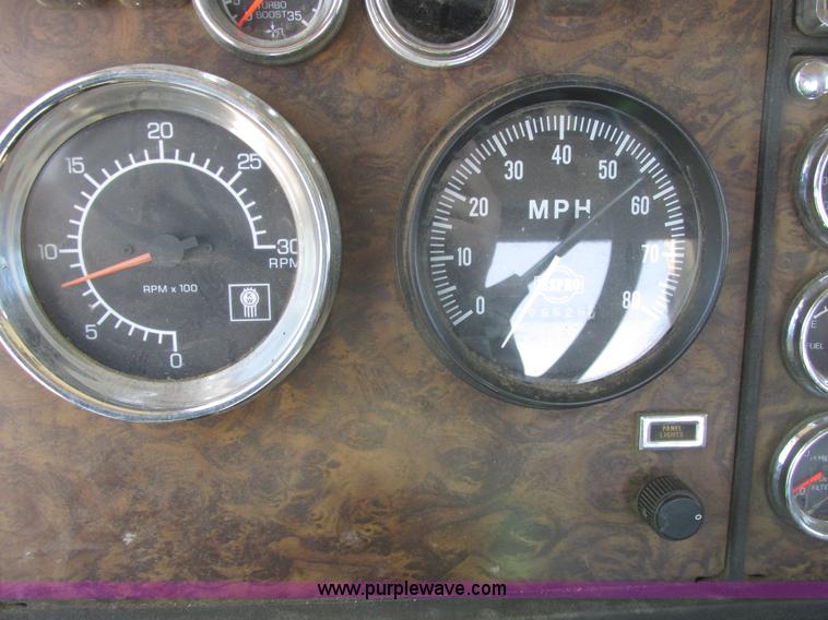 image for item A8794 1990 Kenworth T600 semi truck