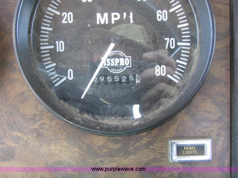 image for item A8794 1990 Kenworth T600 semi truck