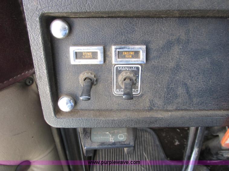 image for item A8794 1990 Kenworth T600 semi truck