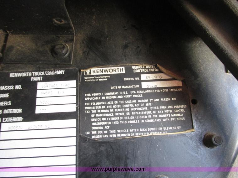 image for item A8794 1990 Kenworth T600 semi truck