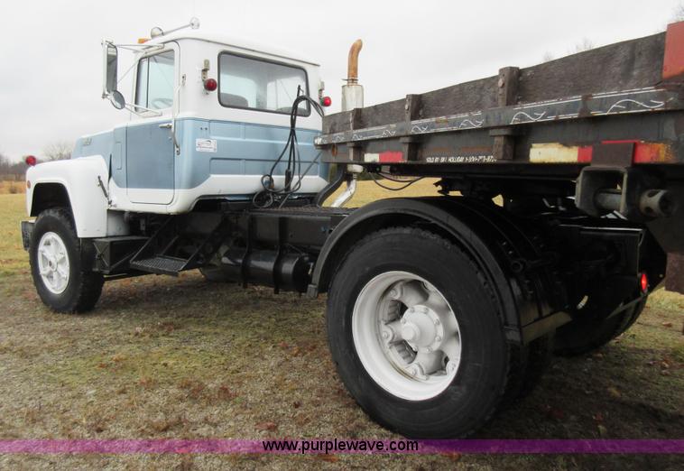image for item F8436 1986 Mack R686T semi truck