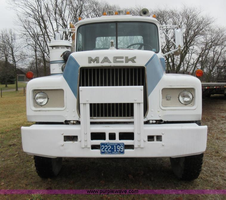 image for item F8436 1986 Mack R686T semi truck