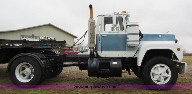 image for item F8436 1986 Mack R686T semi truck