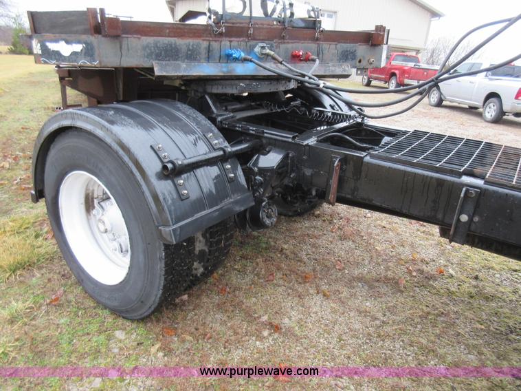 image for item F8436 1986 Mack R686T semi truck