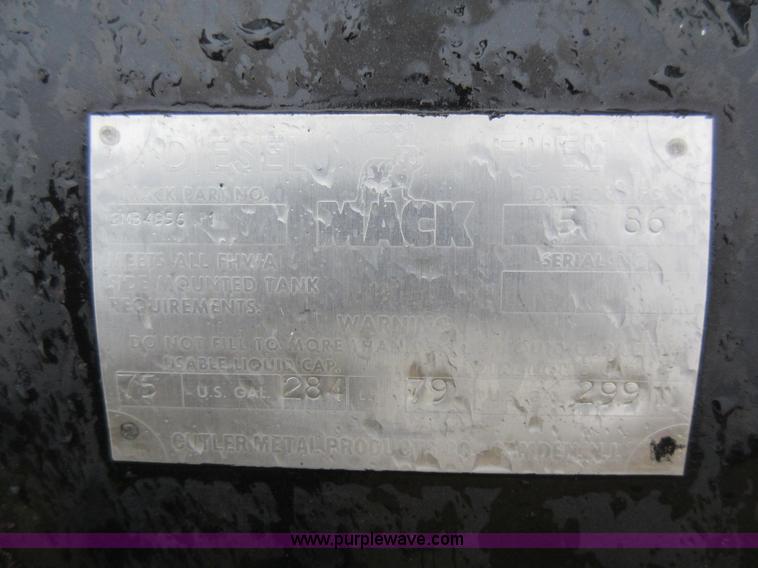 image for item F8436 1986 Mack R686T semi truck