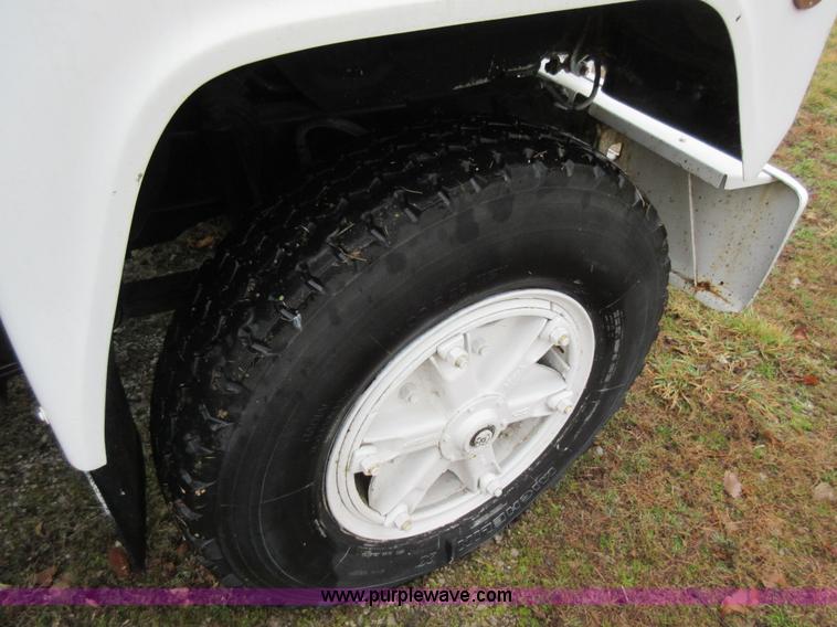 image for item F8436 1986 Mack R686T semi truck