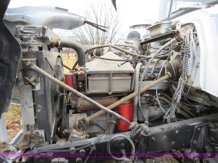 image for item F8436 1986 Mack R686T semi truck