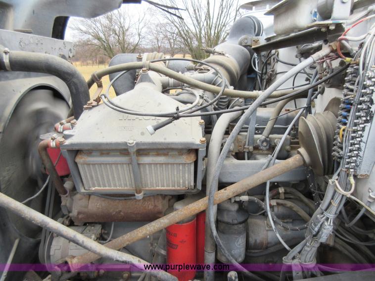 image for item F8436 1986 Mack R686T semi truck