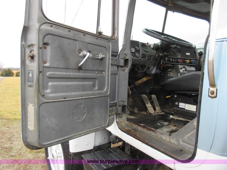 image for item F8436 1986 Mack R686T semi truck