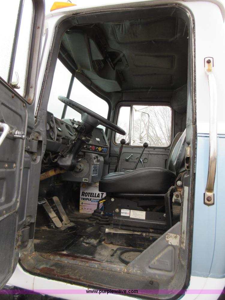 image for item F8436 1986 Mack R686T semi truck