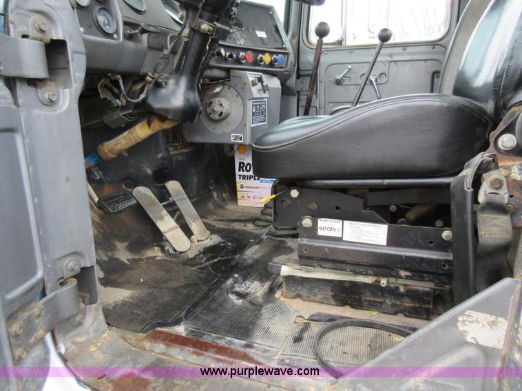 image for item F8436 1986 Mack R686T semi truck