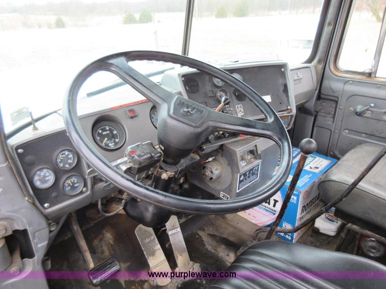 image for item F8436 1986 Mack R686T semi truck