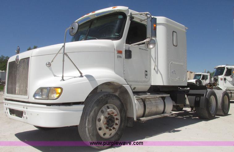 image for item H4647 2007 International 9200i semi truck