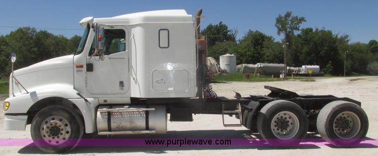 image for item H4647 2007 International 9200i semi truck