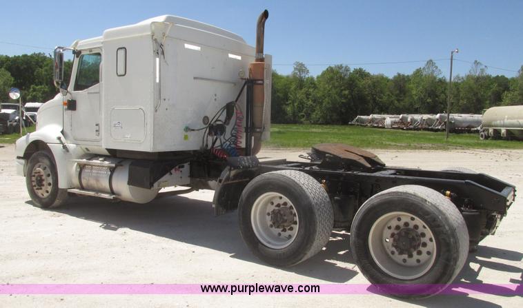 image for item H4647 2007 International 9200i semi truck