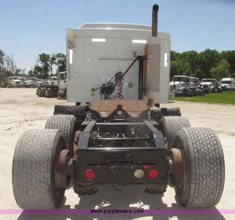 image for item H4647 2007 International 9200i semi truck