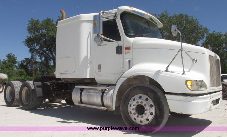 image for item H4647 2007 International 9200i semi truck