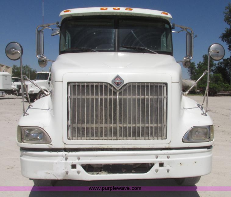 image for item H4647 2007 International 9200i semi truck