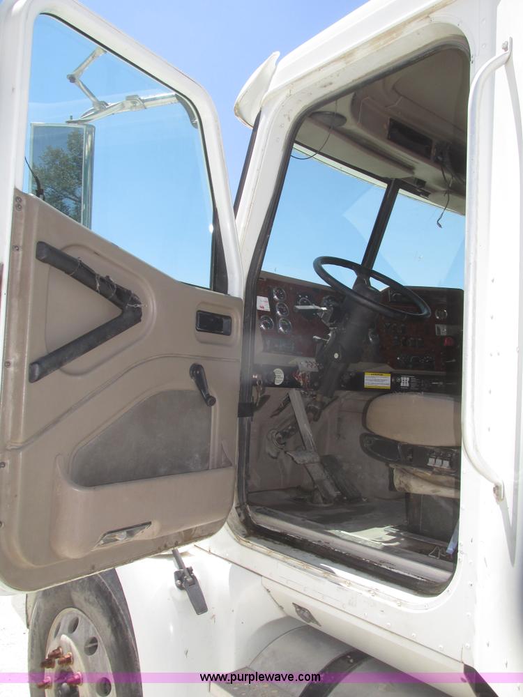 image for item H4647 2007 International 9200i semi truck