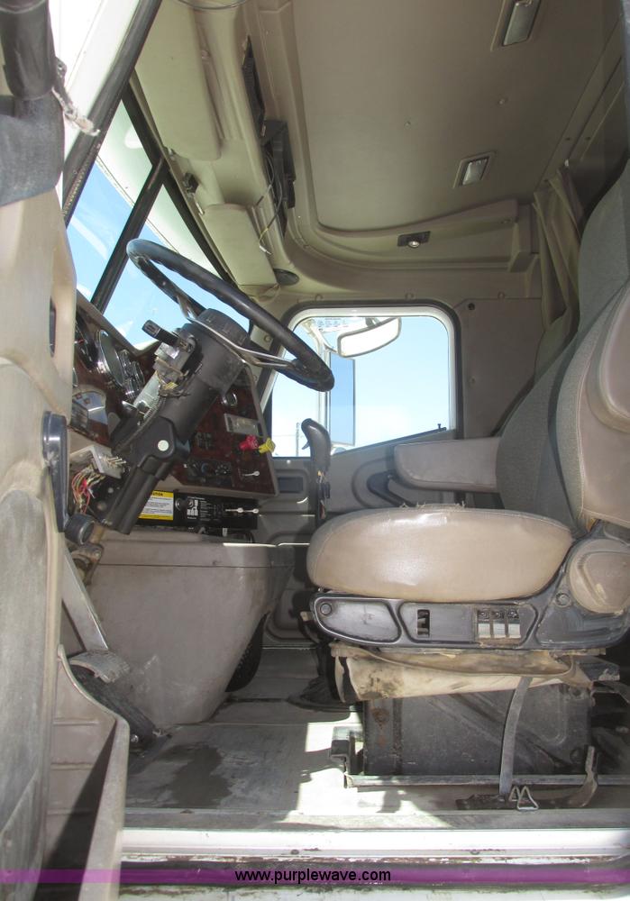 image for item H4647 2007 International 9200i semi truck