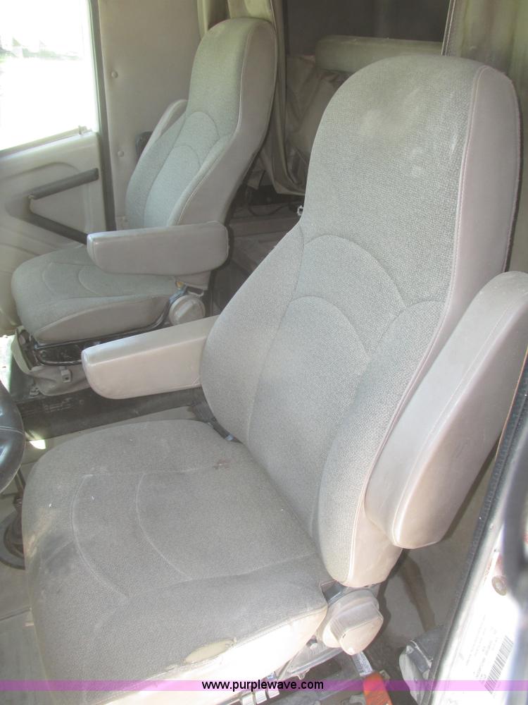 image for item H4647 2007 International 9200i semi truck