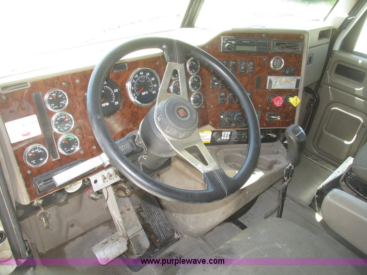 image for item H4647 2007 International 9200i semi truck