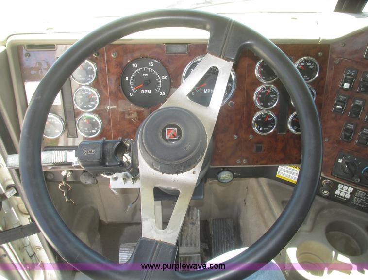 image for item H4647 2007 International 9200i semi truck