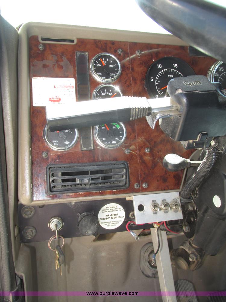 image for item H4647 2007 International 9200i semi truck