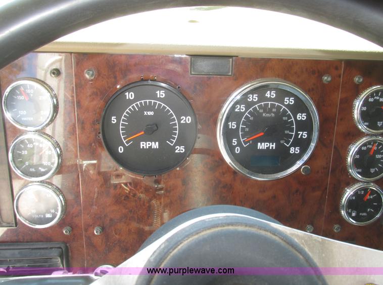 image for item H4647 2007 International 9200i semi truck