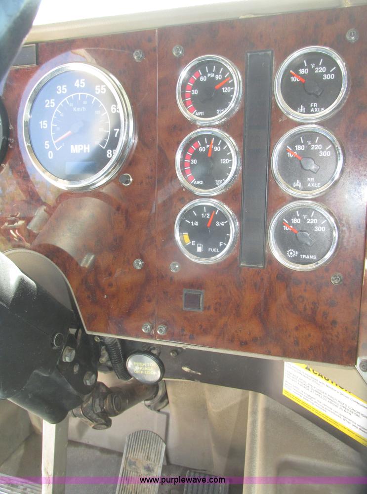 image for item H4647 2007 International 9200i semi truck