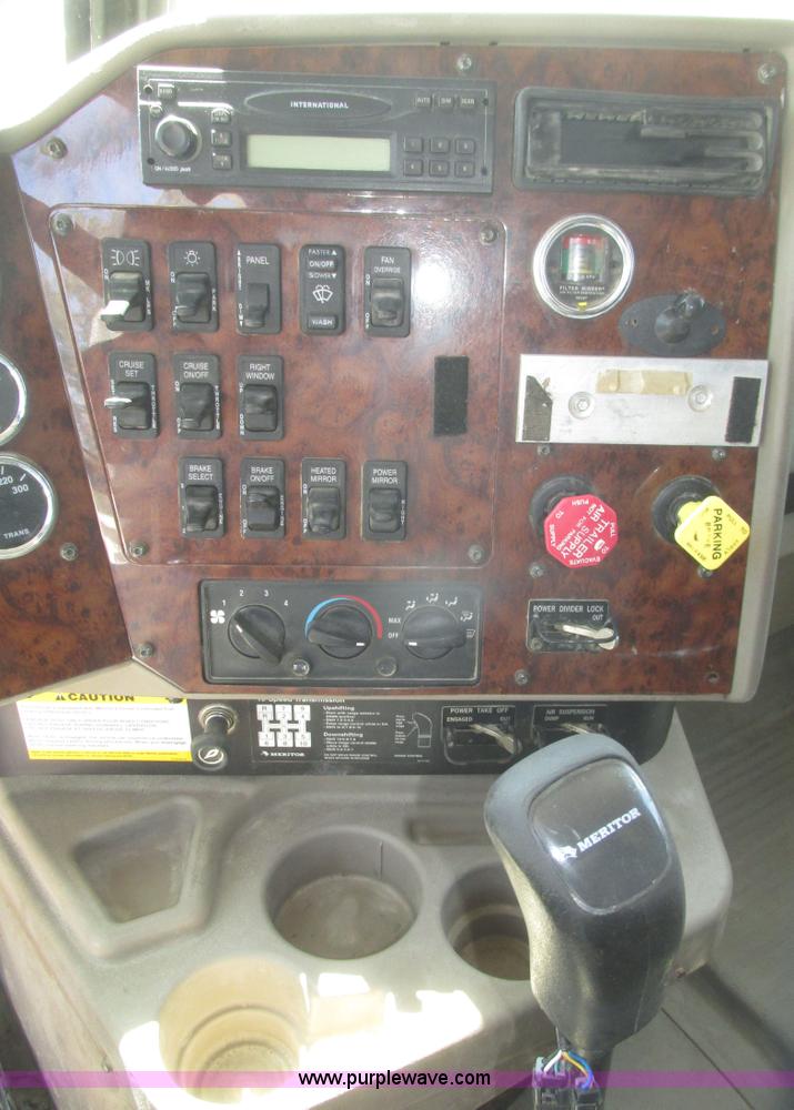 image for item H4647 2007 International 9200i semi truck