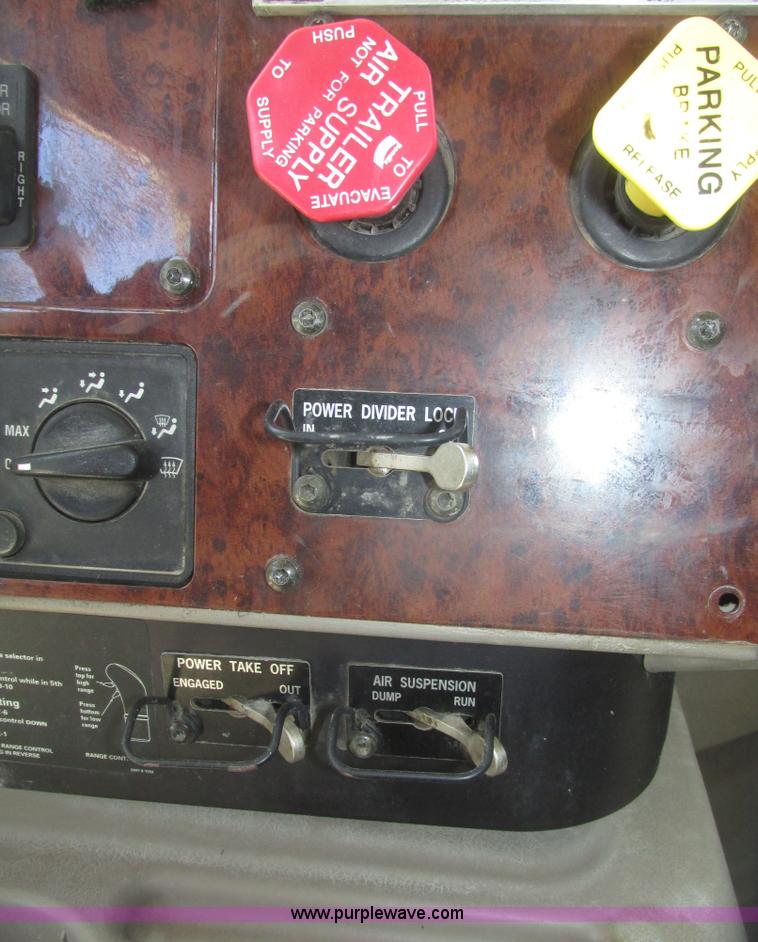 image for item H4647 2007 International 9200i semi truck