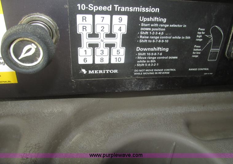 image for item H4647 2007 International 9200i semi truck