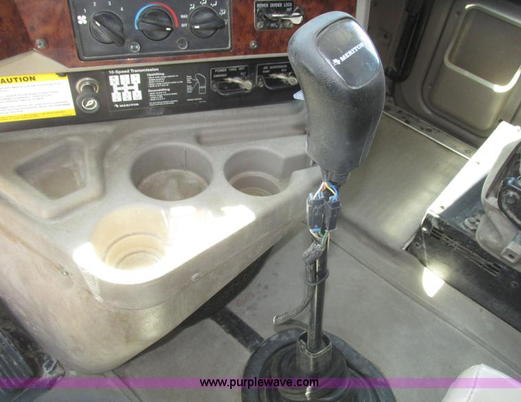 image for item H4647 2007 International 9200i semi truck