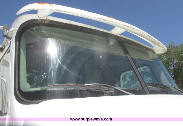 image for item H4647 2007 International 9200i semi truck