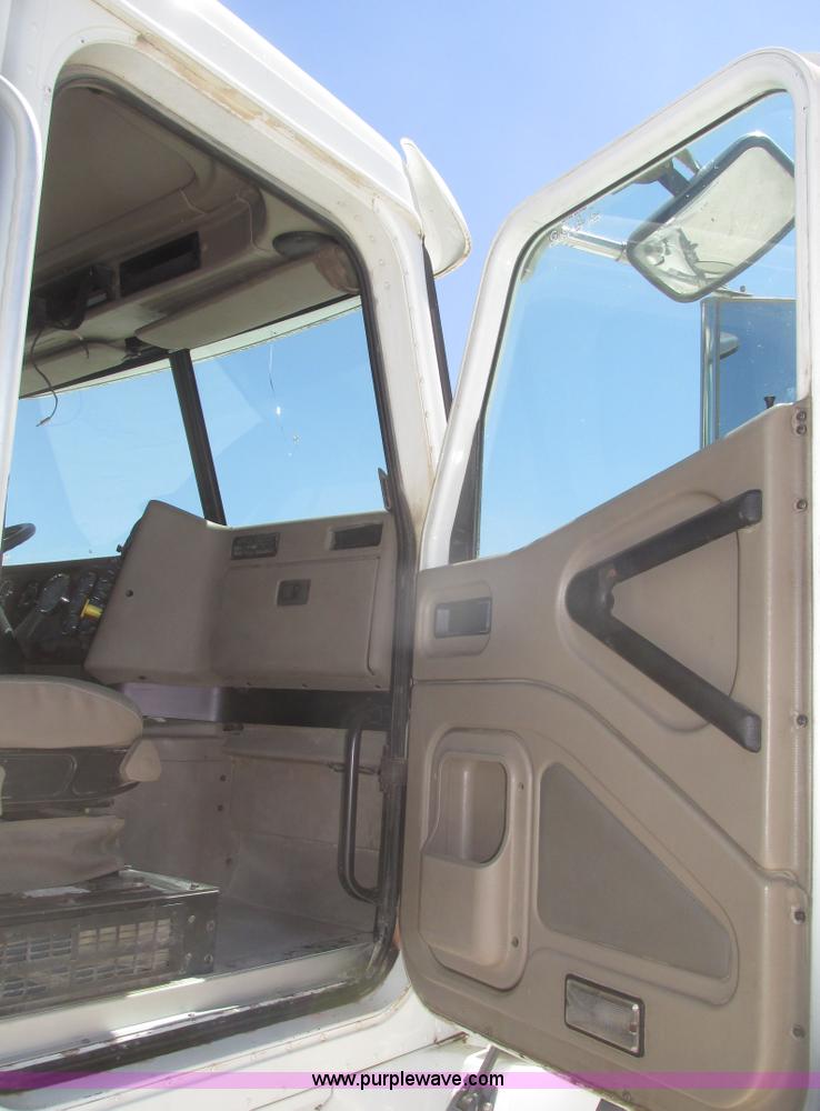 image for item H4647 2007 International 9200i semi truck