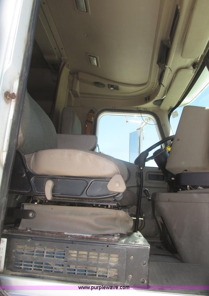 image for item H4647 2007 International 9200i semi truck