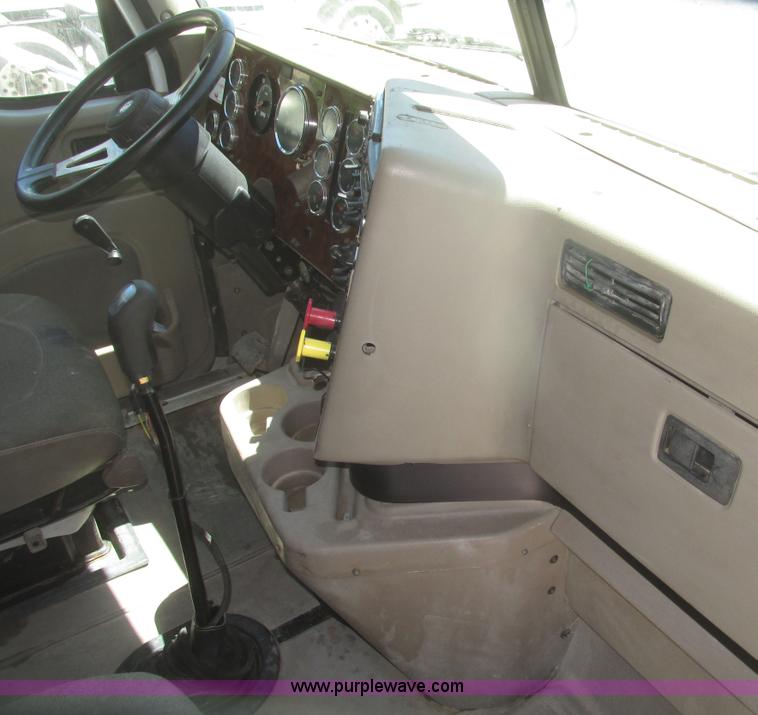 image for item H4647 2007 International 9200i semi truck