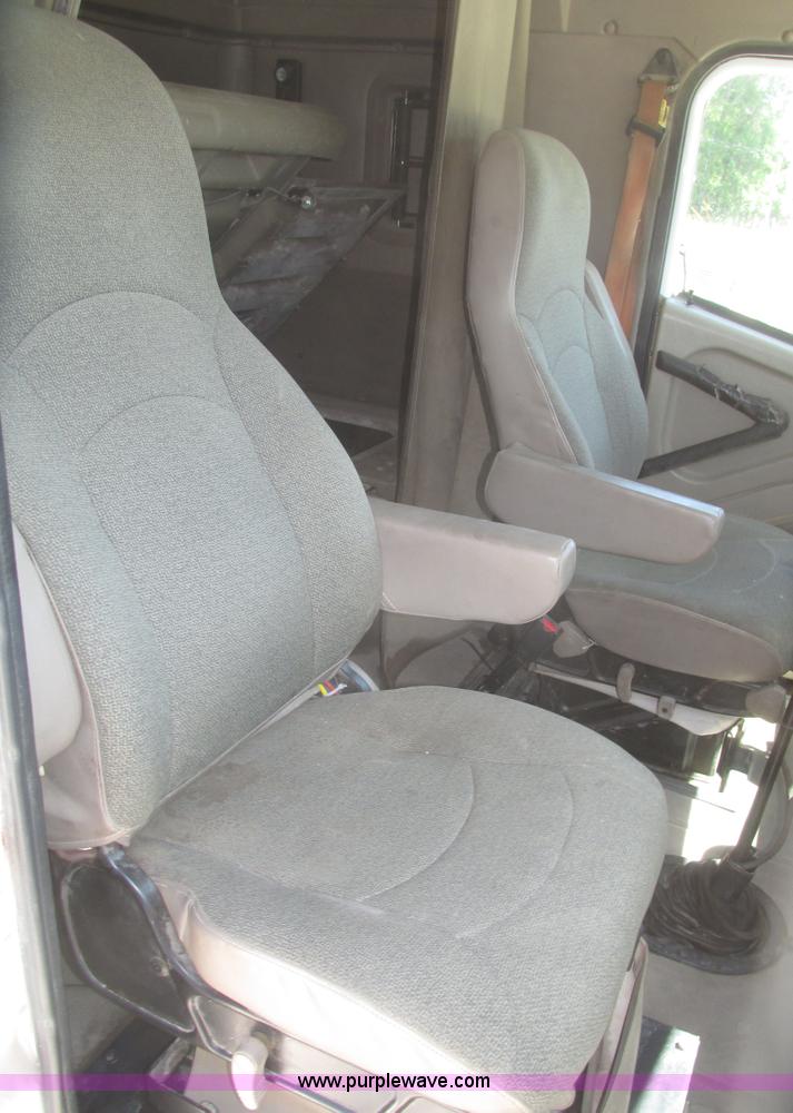 image for item H4647 2007 International 9200i semi truck